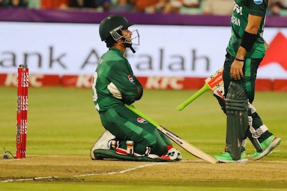 free-photo-of-cricket-players-on-field-during-a-match