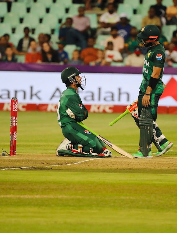 free-photo-of-cricket-players-on-field-during-a-match